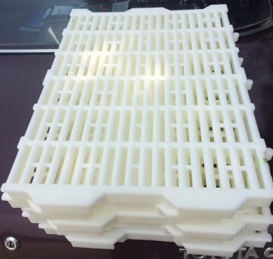 Tấm nhựa lót sàn chuồng heo (chuồng chó) 40x55 trắng cao cấp Phú Hòa An