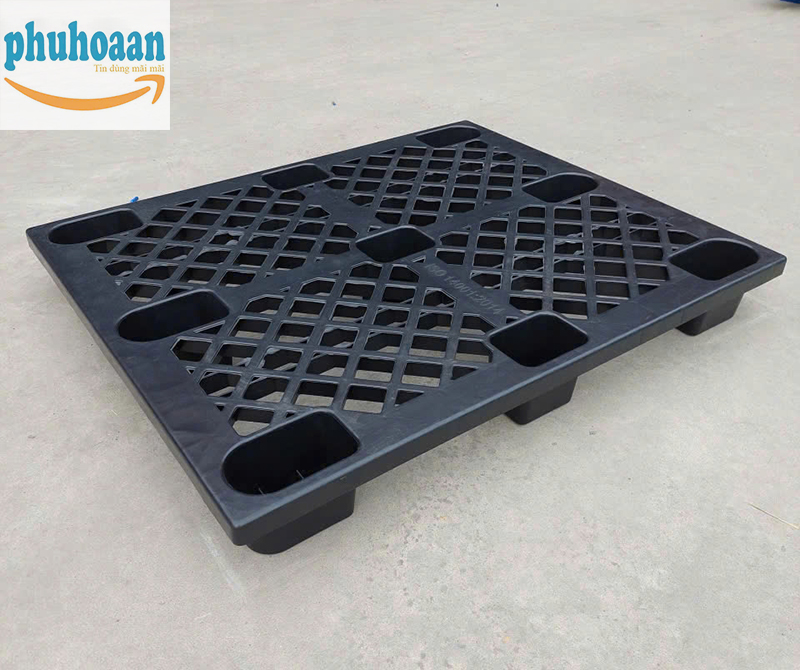 pallet nhựa chân cốc màu đen Phú Hoà An
