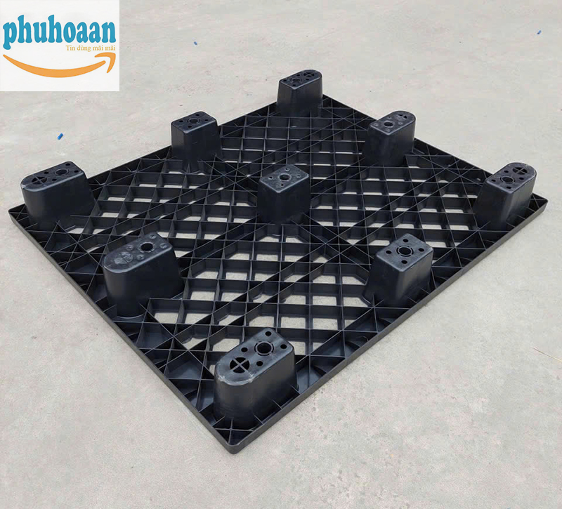 pallet nhựa chân cốc màu đen Phú Hoà An