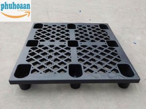 pallet nhựa chân cốc màu đen Phú Hoà An