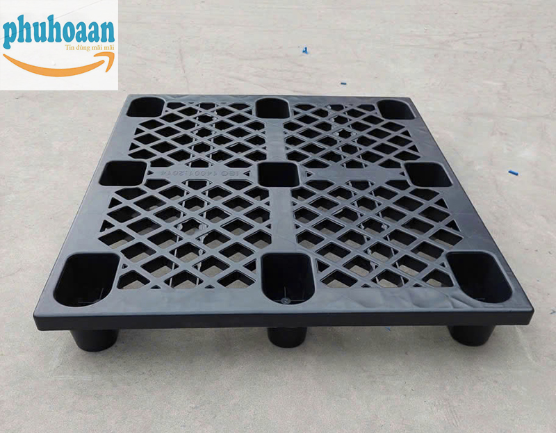 pallet nhựa chân cốc màu đen Phú Hoà An